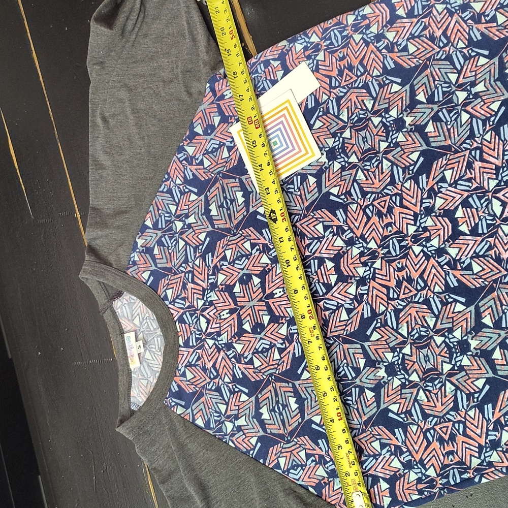 LulaRoe Randy Geometric Pattern Raglan Sleeve Top - Picture 9 of 15
